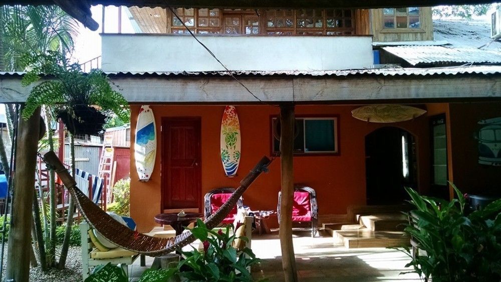 Coral Reef Surf Hostel And Camp Tamarindo Exterior photo